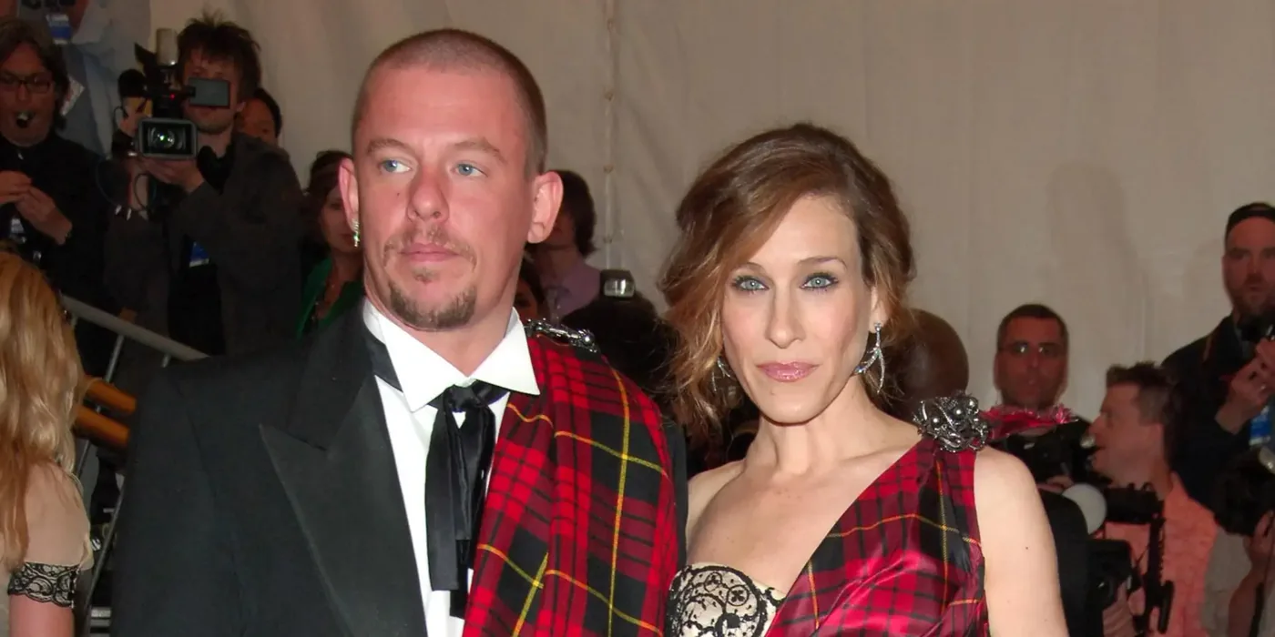 Alexander McQueen wearing a tartan kilt beside Sarah Jessica Parker at the 2006 Met Gala.