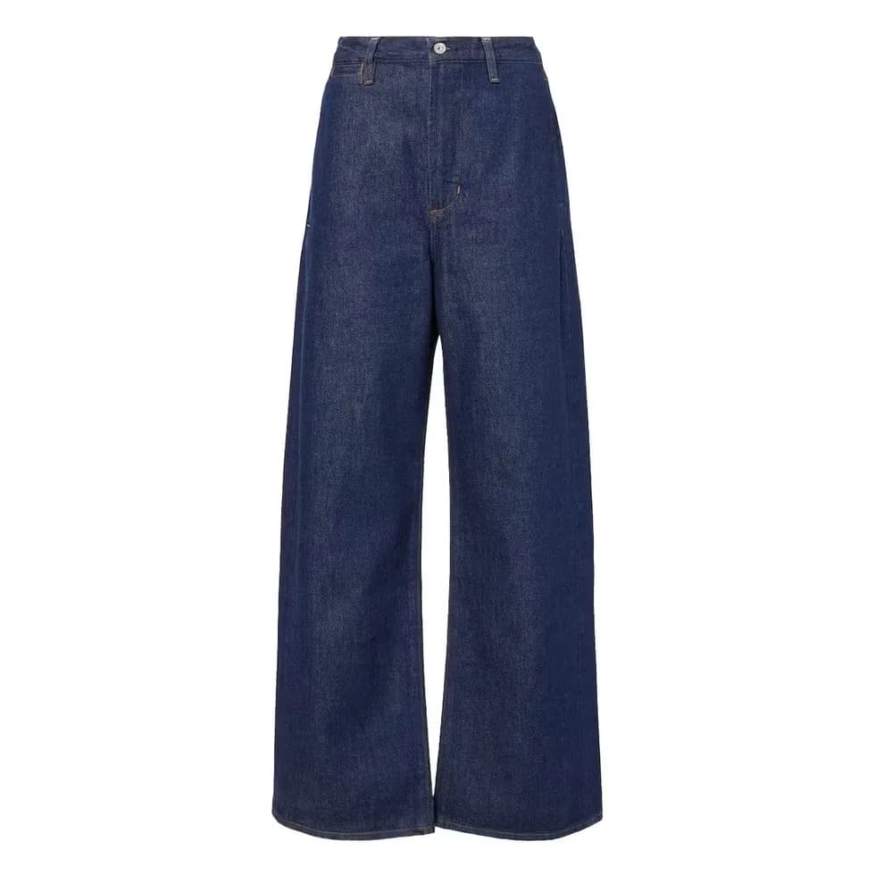 Woman wearing low-slung baggy jeans with an intentionally oversized leg.