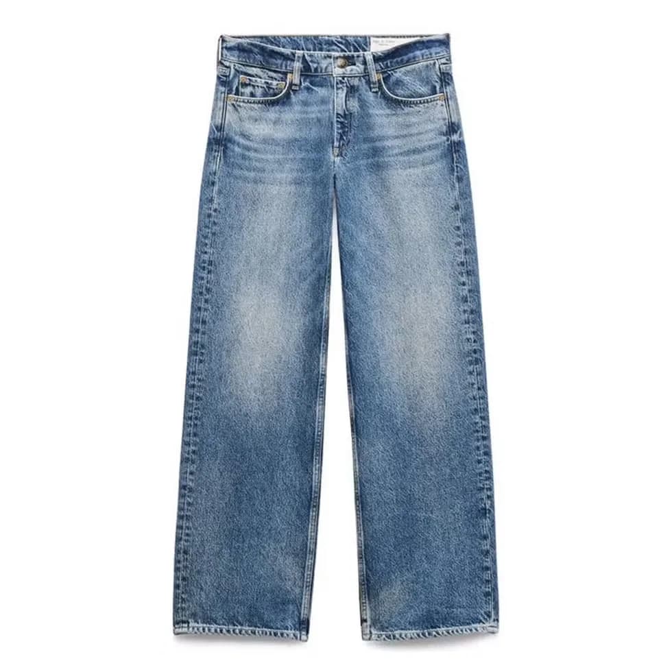 Woman wearing relaxed boyfriend jeans with a slouchy top block.