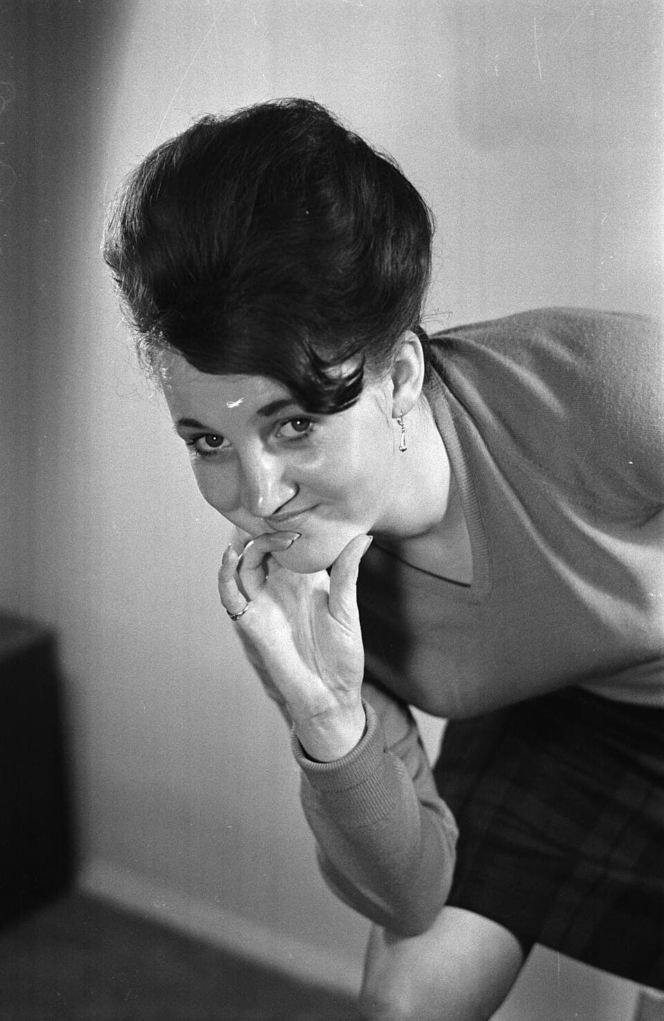 Secondary archival image demonstrating the conical, backward-leaning geometry of the beehive structure and the smooth comb-over technique.