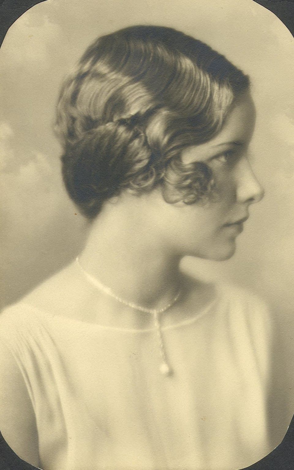 Archival family photograph showcasing the deeply sculpted, rigid ridges of a 1920s finger wave applied to a short bobcut.