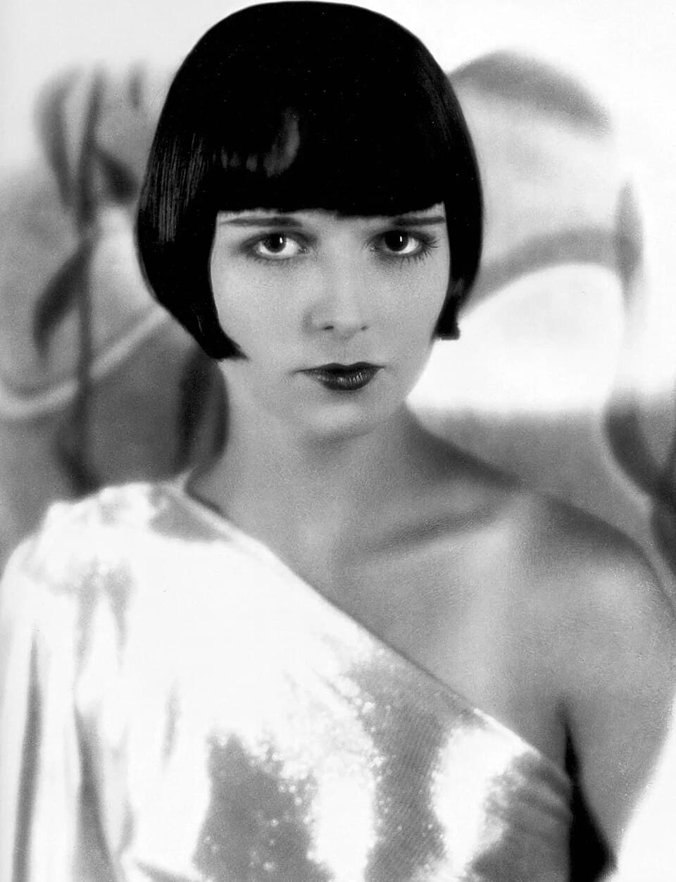 Secondary archival promotional shot highlighting the cheekbone-length structural baseline, the geometric symmetry of the cut, and the distinct lack of interior layering.