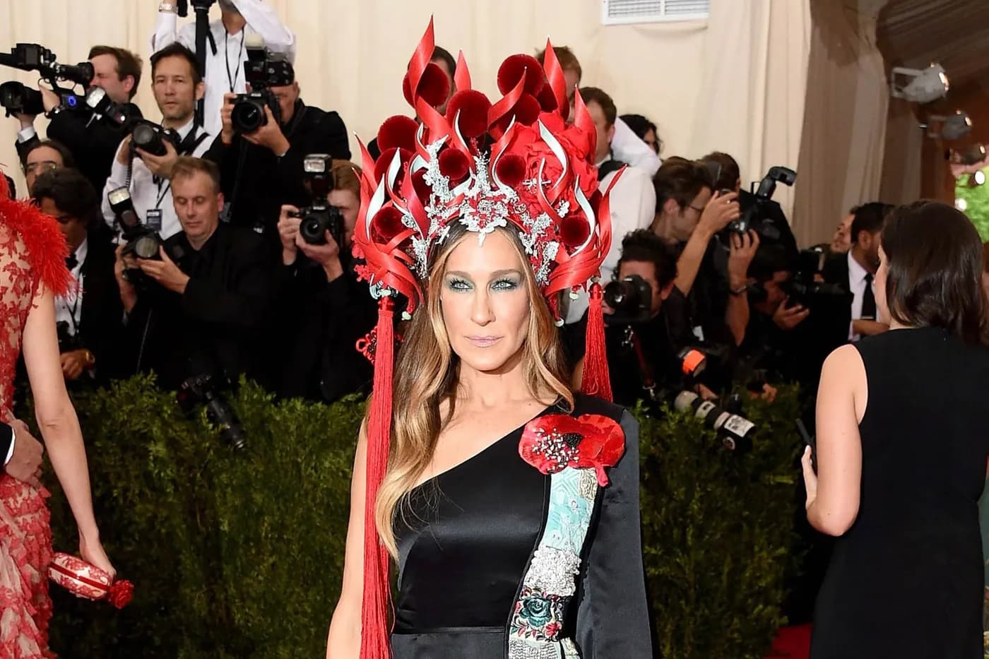 Sarah Jessica Parker wearing a crimson Philip Treacy headpiece at the 2015 Met Gala.