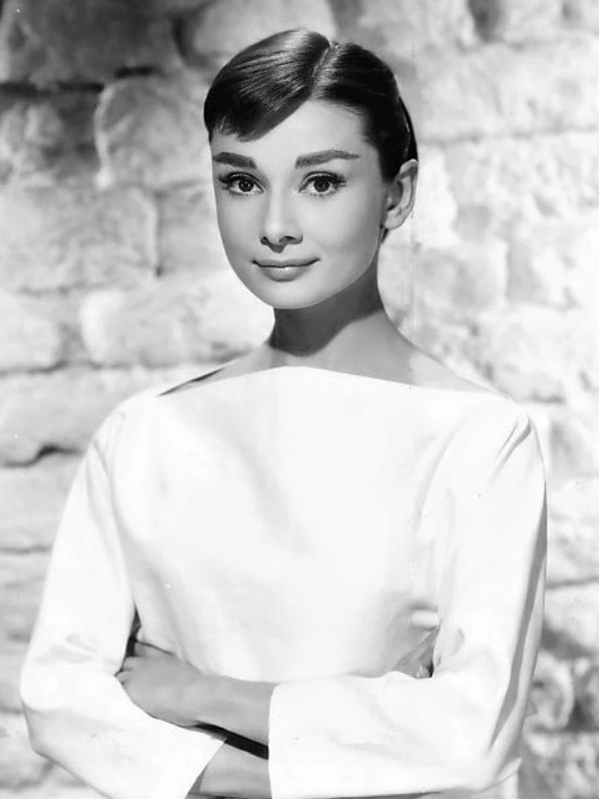 Women's style icon reference preview showing an Audrey Hepburn-inspired look.